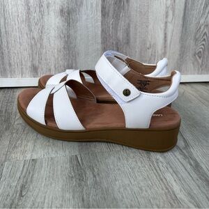 Lands Ends Leather  Sandals Women’s Size 10 B White Brown New W Tags Minimalist